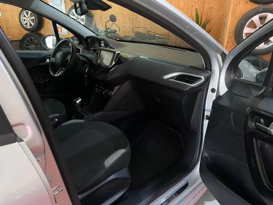 Peugeot 208 2016 - 10900 EUR, 139000 km - AUTO.MOTO.pt - 139000km - foto 17 de 17