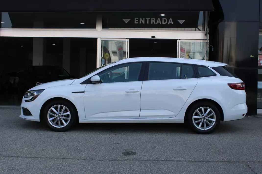 Renault Mégane Sport Tourer 2019 - 16900 EUR, 95084 km - AUTO.MOTO.pt - 95084km - foto 17 de 19