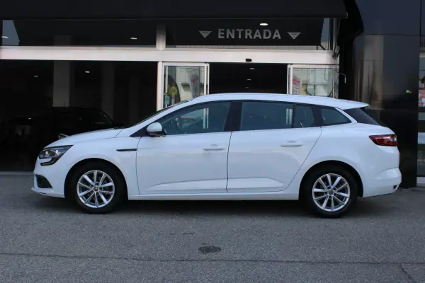 Renault Mégane Sport Tourer 2019 - 16900 EUR, 95084 km - AUTO.MOTO.pt - 95084km - foto 17 de 19