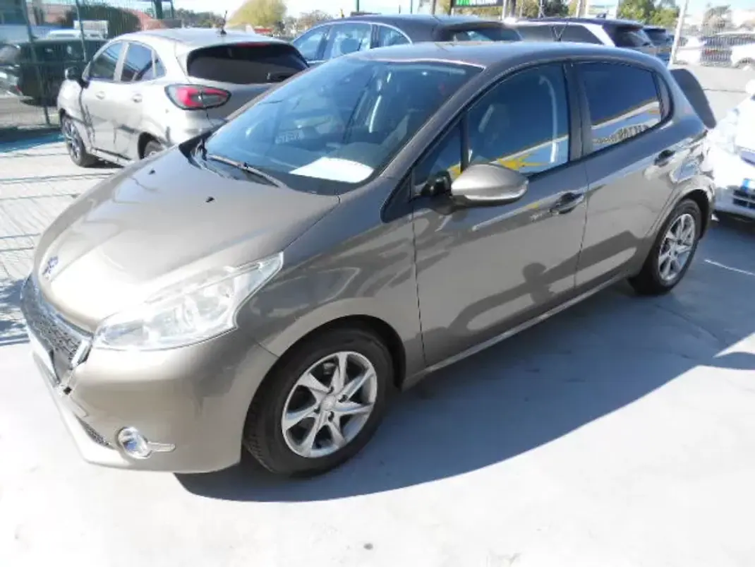 Peugeot 208 2013 - 9900 EUR, 99398 km - AUTO.MOTO.pt - 99398km - foto 2 de 12