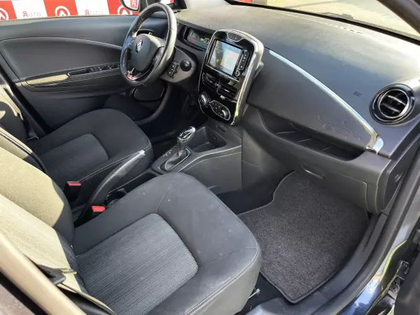 Renault Zoe 2019 - 13490 EUR, 67270 km - AUTO.MOTO.pt - 67270km - foto 11 de 21