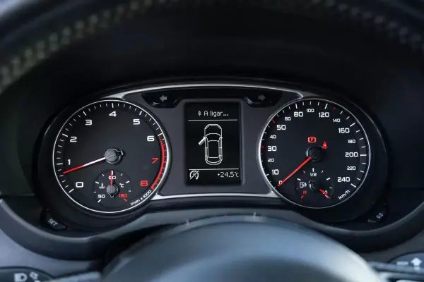 Audi A1 Sportback 2014 - 12999 EUR, 166122 km - AUTO.MOTO.pt - 166122km - foto 18 de 25
