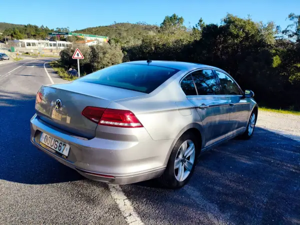 Volkswagen Passat 2018 - 17250 EUR, 120700 km - AUTO.MOTO.pt - 120700km - foto 9 de 13