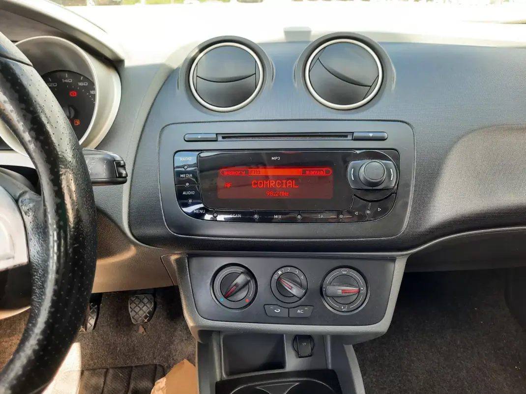 SEAT Ibiza 2011 - 6950 EUR, 246456 km - AUTO.MOTO.pt - 246456km - foto 7 de 8