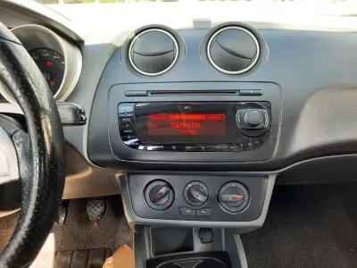 SEAT Ibiza 2011 - 6950 EUR, 246456 km - AUTO.MOTO.pt - 246456km - foto 7 de 8