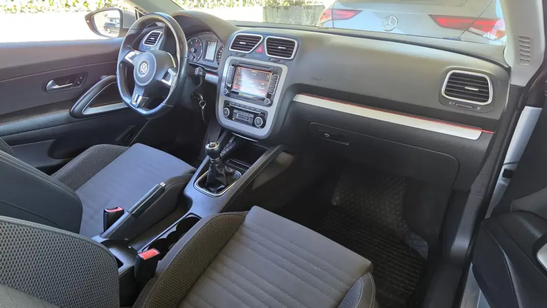 Volkswagen Scirocco 2012 - 13990 EUR, 166000 km - AUTO.MOTO.pt - 166000km - foto 18 de 23