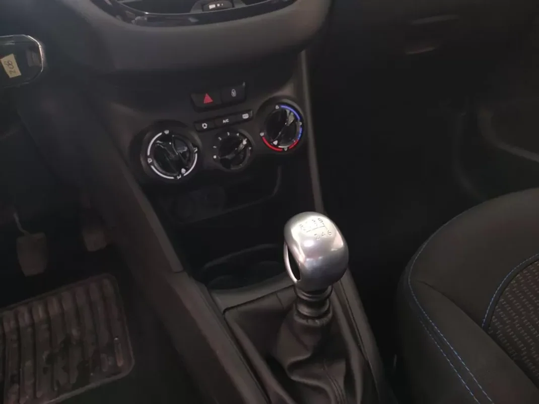 Peugeot 208 2018 - 14900 EUR, 144000 km - AUTO.MOTO.pt - 144000km - foto 9 de 13