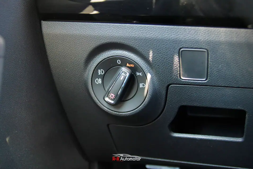 SEAT Ibiza 2017 - 13900 EUR, 74000 km - AUTO.MOTO.pt - 74000km - foto 31 de 37