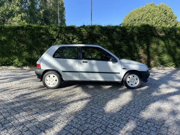 Renault Clio 1993 - 3900 EUR, 283000 km - AUTO.MOTO.pt - 283000km - foto 37 de 39