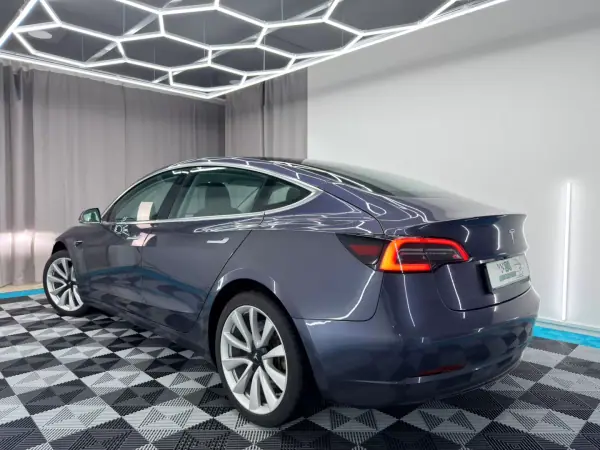 Tesla Model 3 2020 - 24500 EUR, 110500 km - AUTO.MOTO.pt - 110500km - foto 5 de 18