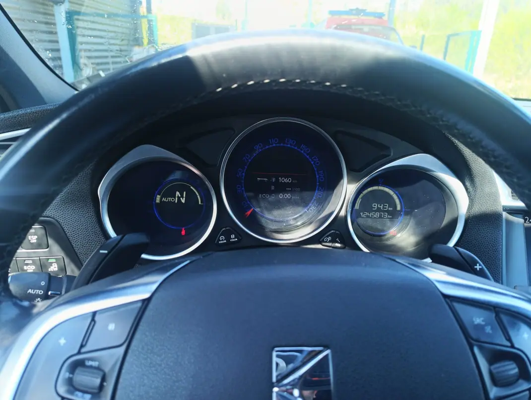 Citroën DS4 2012 - 6500 EUR, 245000 km - AUTO.MOTO.pt - 245000km - foto 8 de 12