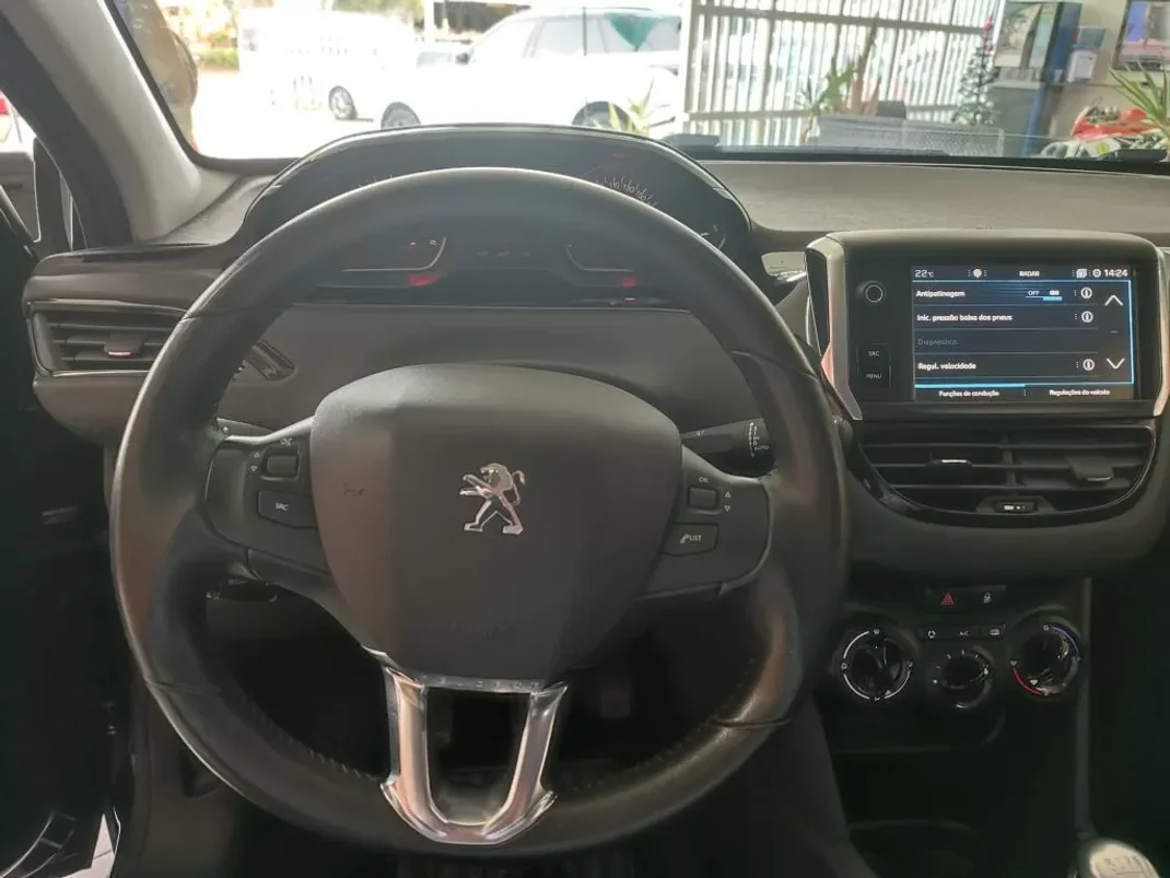 Peugeot 208 2018 - 14900 EUR, 144000 km - AUTO.MOTO.pt - 144000km - foto 5 de 13