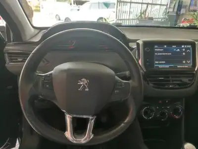 Peugeot 208 2018 - 14900 EUR, 144000 km - AUTO.MOTO.pt - 144000km - foto 5 de 13