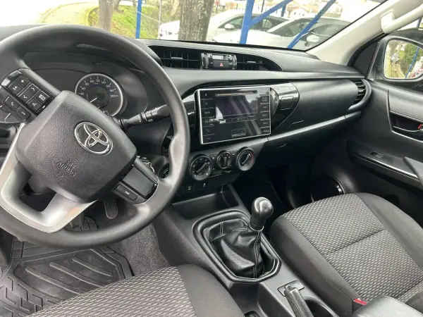 Toyota Hilux 2018 - 29999 EUR, 257000 km - AUTO.MOTO.pt - 257000km - foto 9 de 13