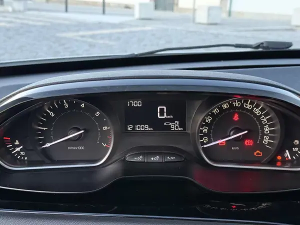 Peugeot 208 2016 - 7500 EUR, 121000 km - AUTO.MOTO.pt - 121000km - foto 19 de 20