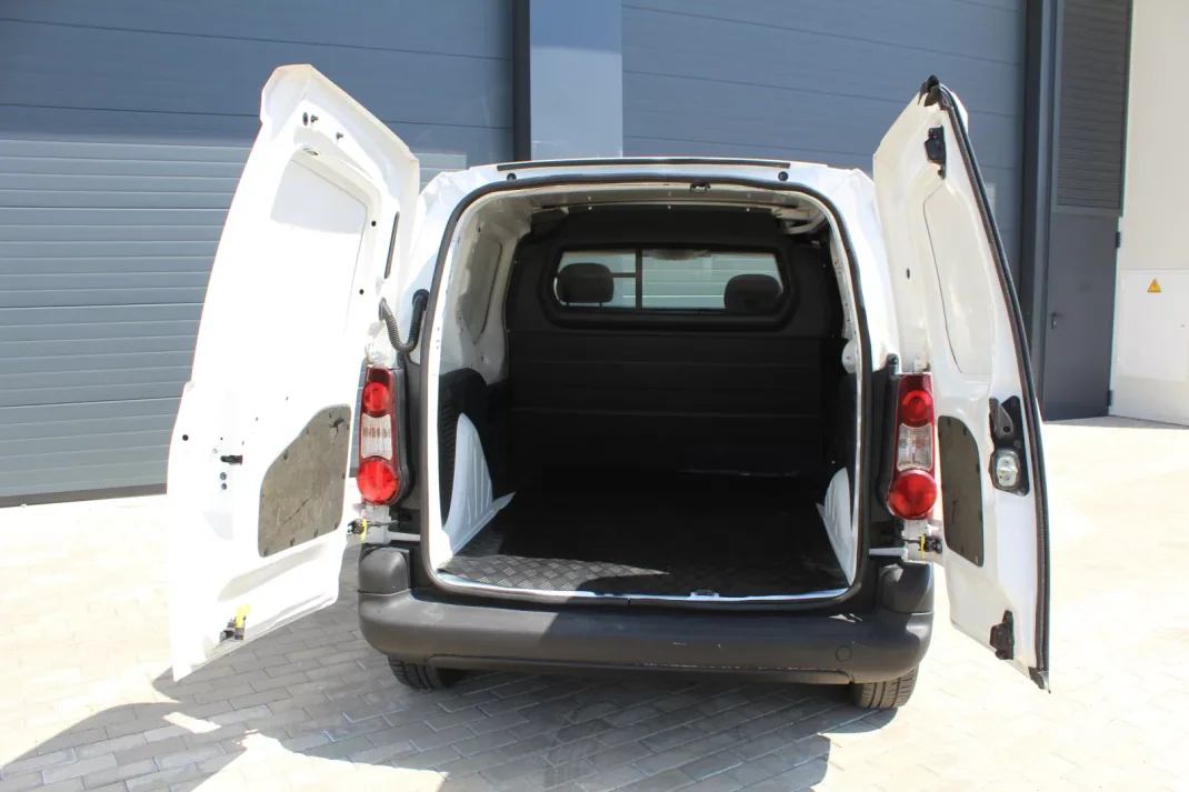 Peugeot Partner 1.6 Blue-HDi Confort L1 2018 - 10000 EUR, 235830 km - AUTO.MOTO.pt - 235830km - foto 8 de 17