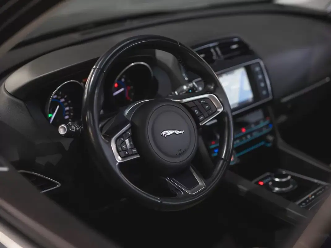 Jaguar F-Pace 2018 - 21490 EUR, 97465 km - 97465km - foto 16 de 26
