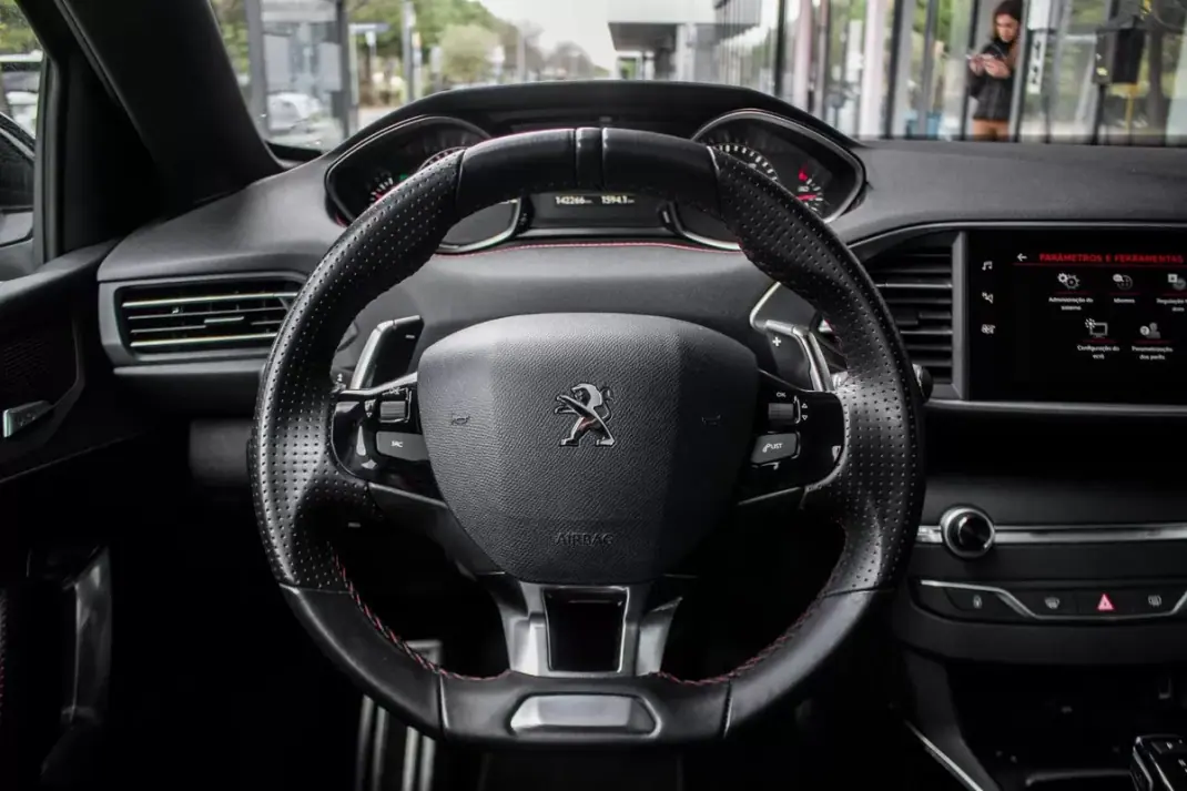 Peugeot 308 2020 - 17990 EUR, 142466 km - AUTO.MOTO.pt - 142466km - foto 13 de 45