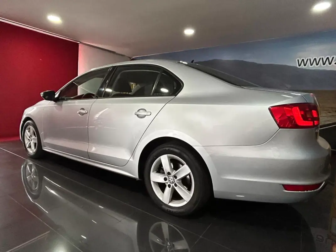 Volkswagen Jetta 2011 - 8500 EUR, 224614 km - AUTO.MOTO.pt - 224614km - foto 4 de 21
