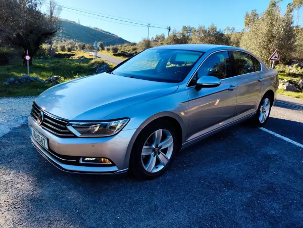 Volkswagen Passat 2018 - 17250 EUR, 120700 km - AUTO.MOTO.pt - 120700km - foto 2 de 13
