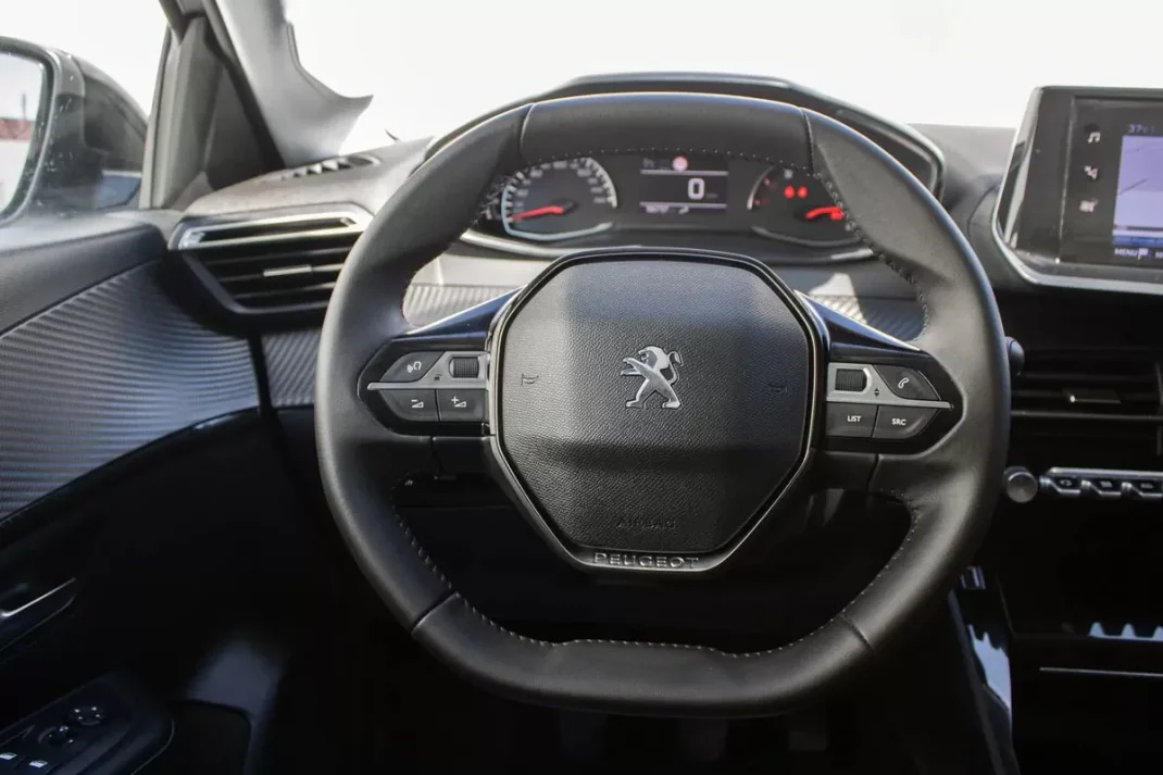 Peugeot 208 2023 - 16999 EUR, 96737 km - AUTO.MOTO.pt - 96737km - foto 25 de 34