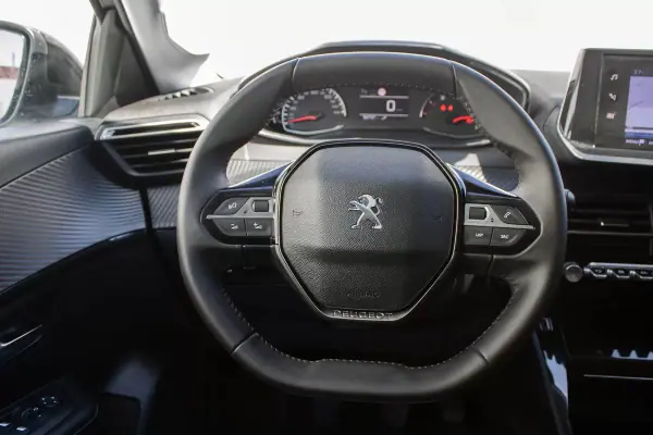 Peugeot 208 2023 - 16999 EUR, 96737 km - AUTO.MOTO.pt - 96737km - foto 25 de 34