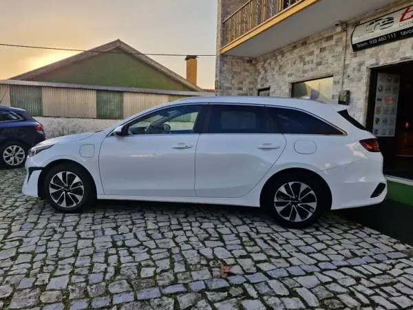 Kia Ceed SW 2023 - 23500 EUR, 82000 km - AUTO.MOTO.pt - 82000km - foto 4 de 42