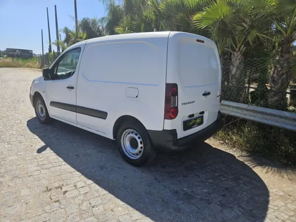 Peugeot PARTNER GIRAFON 2018 - 8750 EUR, 210000 km - AUTO.MOTO.pt - 210000km - foto 4 de 8