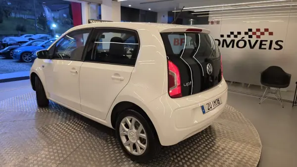 Volkswagen Cross Up! 2013 - 7750 EUR, 154338 km - AUTO.MOTO.pt - 154338km - foto 19 de 47