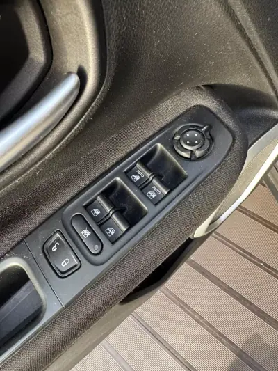 Jeep Renegade 2016 - 13900 EUR, 187700 km - AUTO.MOTO.pt - 187700km - foto 11 de 13