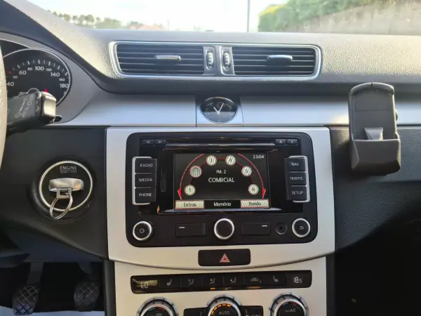 Volkswagen Passat Variant 2014 - 10750 EUR, 222000 km - AUTO.MOTO.pt - 222000km - foto 11 de 26