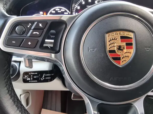 Porsche Panamera Sport Turismo 2018 - 84990 EUR, 147000 km - AUTO.MOTO.pt - 147000km - foto 35 de 50