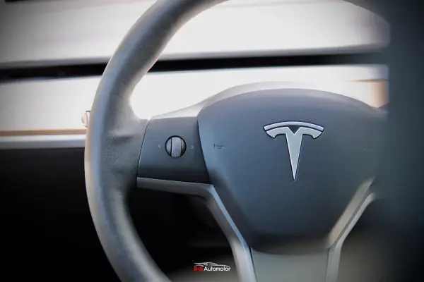 Tesla Model 3 2021 - 32400 EUR, 70000 km - AUTO.MOTO.pt - 70000km - foto 22 de 39