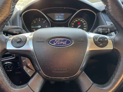 Ford Focus 2013 - 9990 EUR, 186235 km - AUTO.MOTO.pt - 186235km - foto 19 de 23