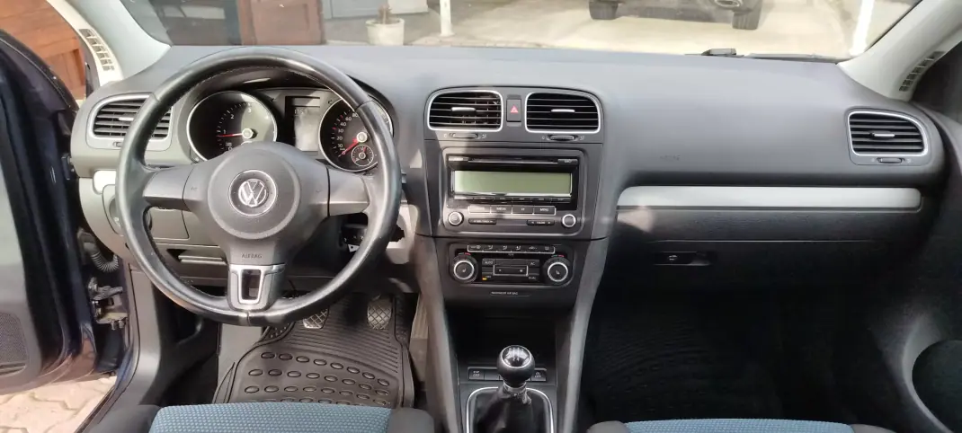 Volkswagen Golf 2010 - 9450 EUR, 220000 km - AUTO.MOTO.pt - 220000km - foto 8 de 13