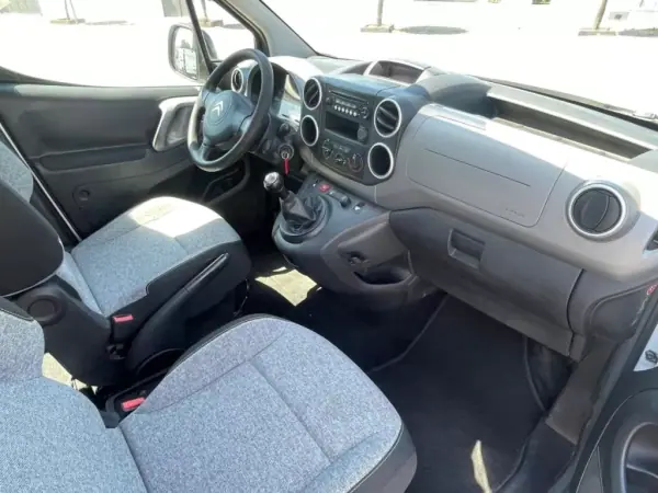 Citroën Berlingo 2017 - 9900 EUR, 312000 km - AUTO.MOTO.pt - 312000km - foto 10 de 14