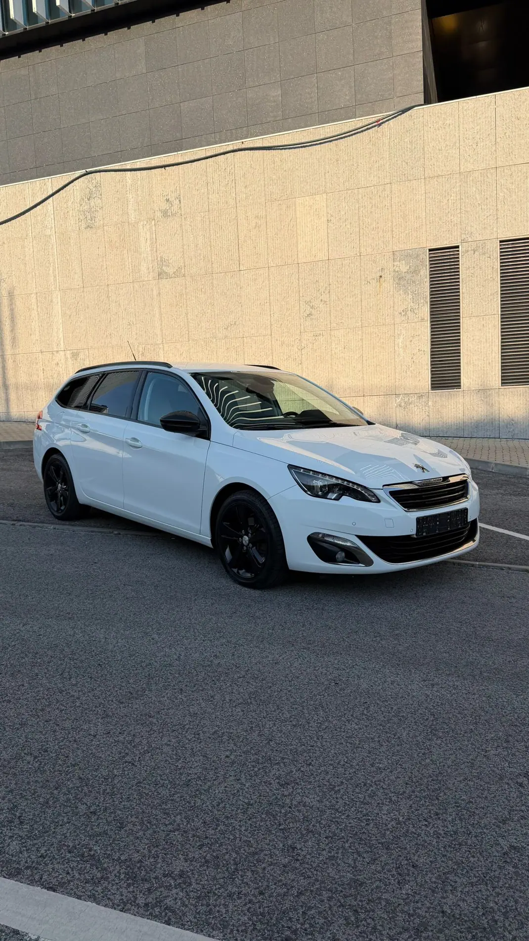 Peugeot 308 SW 2015 - 8000 EUR, 136000 km - AUTO.MOTO.pt - 136000km - foto 9 de 10