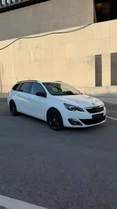 Peugeot 308 SW 2015 - 8000 EUR, 136000 km - AUTO.MOTO.pt - 136000km - foto 9 de 10