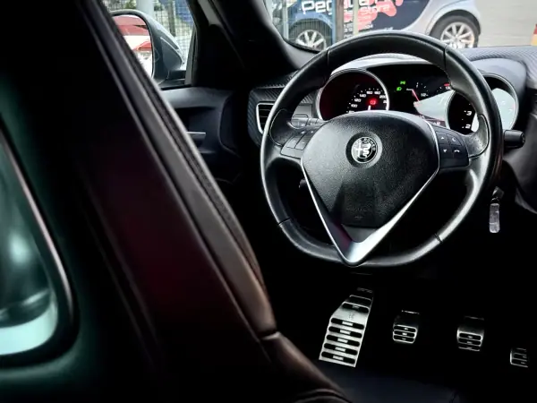 Alfa Romeo Giulietta 2016 - 13950 EUR, 139000 km - AUTO.MOTO.pt - 139000km - foto 9 de 18