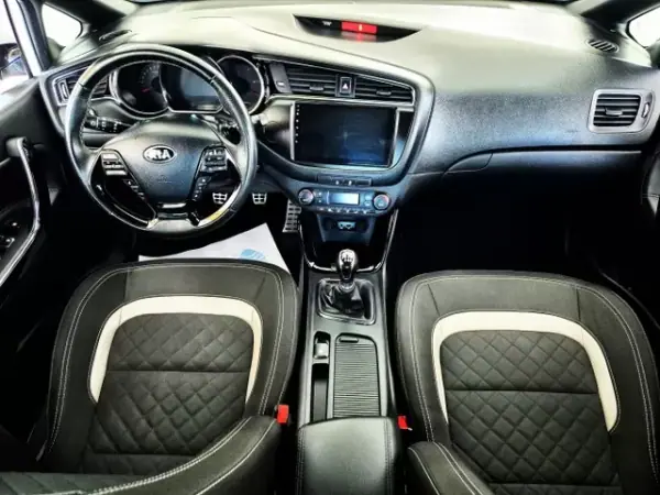 Kia Ceed 2018 - 13750 EUR, 90759 km - 90759km - foto 6 de 10