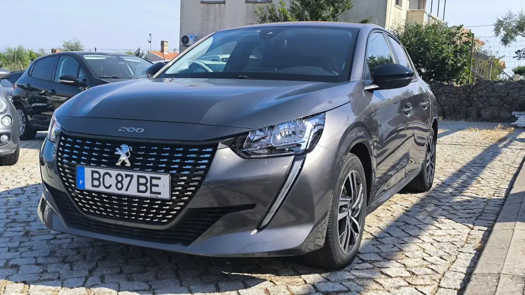 Peugeot 208 2023 - 14950 EUR, 58300 km - AUTO.MOTO.pt - 58300km - foto 1 de 8