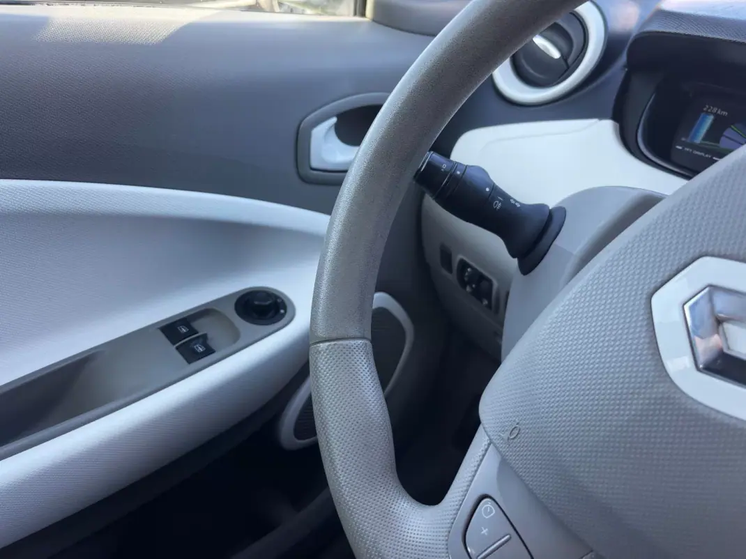 Renault Zoe 2018 - 11490 EUR, 75380 km - AUTO.MOTO.pt - 75380km - foto 16 de 19