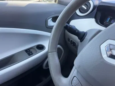 Renault Zoe 2018 - 11490 EUR, 75380 km - AUTO.MOTO.pt - 75380km - foto 16 de 19