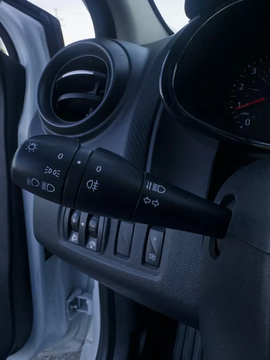 Renault Clio VAN 1.5 Blue DCi AIR NAV 2017 - 8990 EUR, 231000 km - AUTO.MOTO.pt - 231000km - foto 18 de 26