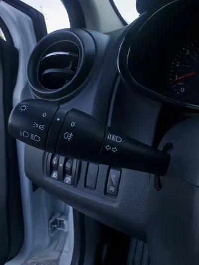 Renault Clio VAN 1.5 Blue DCi AIR NAV 2017 - 8990 EUR, 231000 km - AUTO.MOTO.pt - 231000km - foto 18 de 26