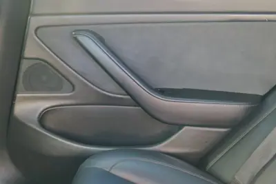 Tesla Model 3 2020 - 24500 EUR, 118368 km - AUTO.MOTO.pt - 118368km - foto 20 de 21