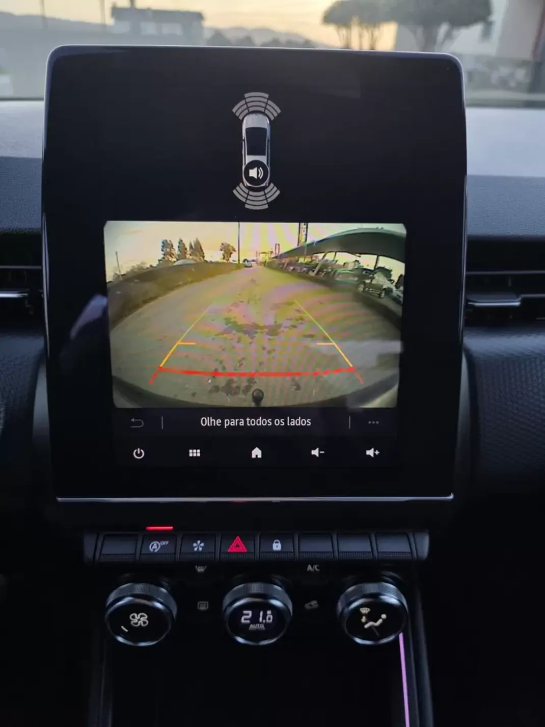 Renault Clio 2022 - 14500 EUR, 104000 km - AUTO.MOTO.pt - 104000km - foto 35 de 43