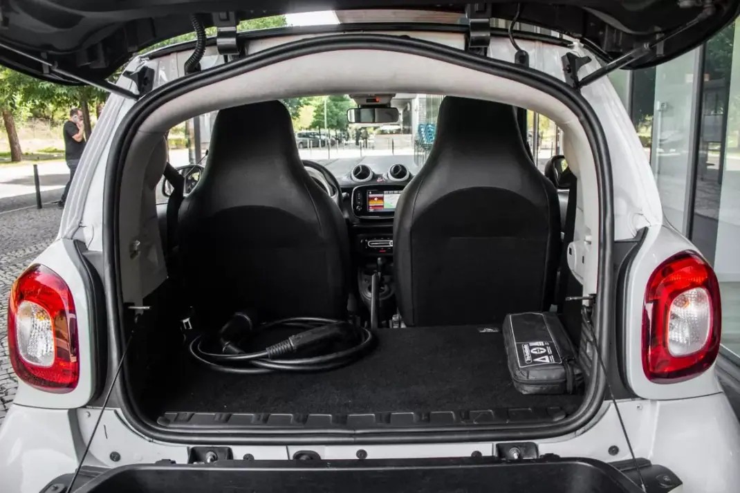 Smart ForTwo Coupé 2019 - 10900 EUR, 68296 km - AUTO.MOTO.pt - 68296km - foto 28 de 37