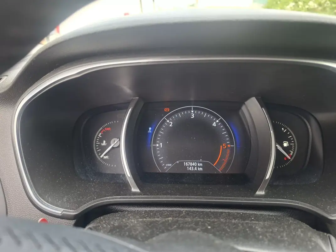 Renault Mégane Sport Tourer 2017 - 11530 EUR, 167840 km - AUTO.MOTO.pt - 167840km - foto 9 de 31