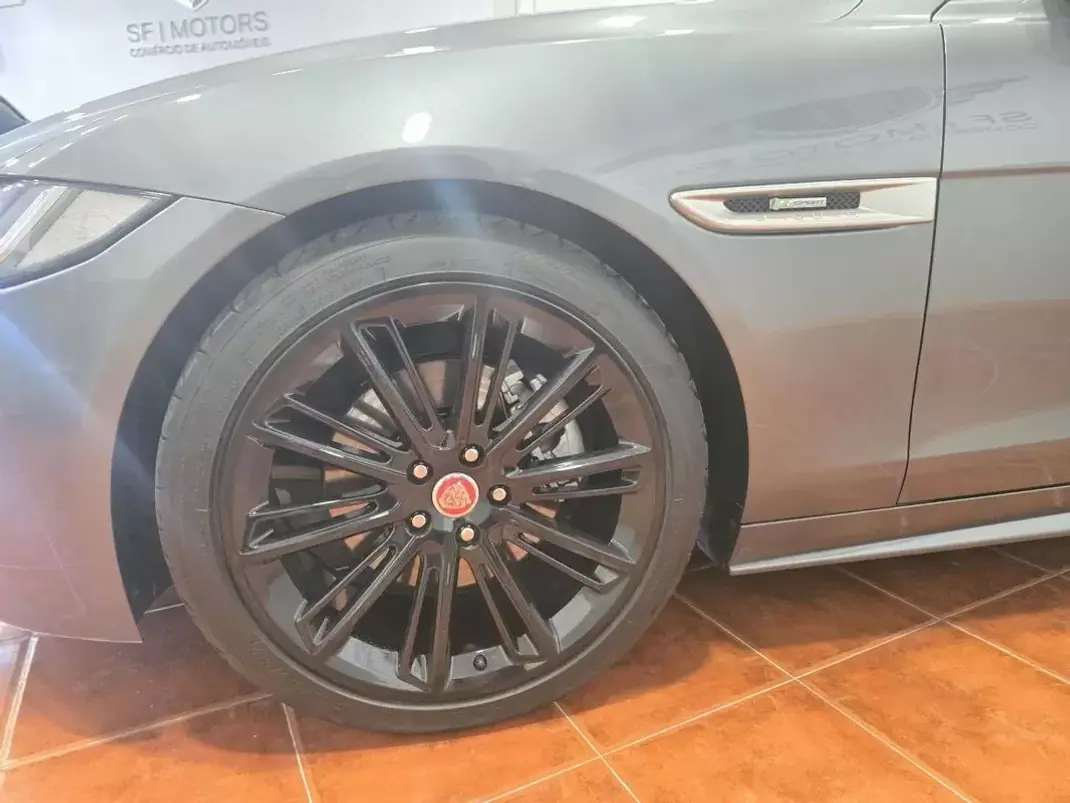Jaguar XE 2017 - 16980 EUR, 185325 km - 185325km - foto 10 de 36